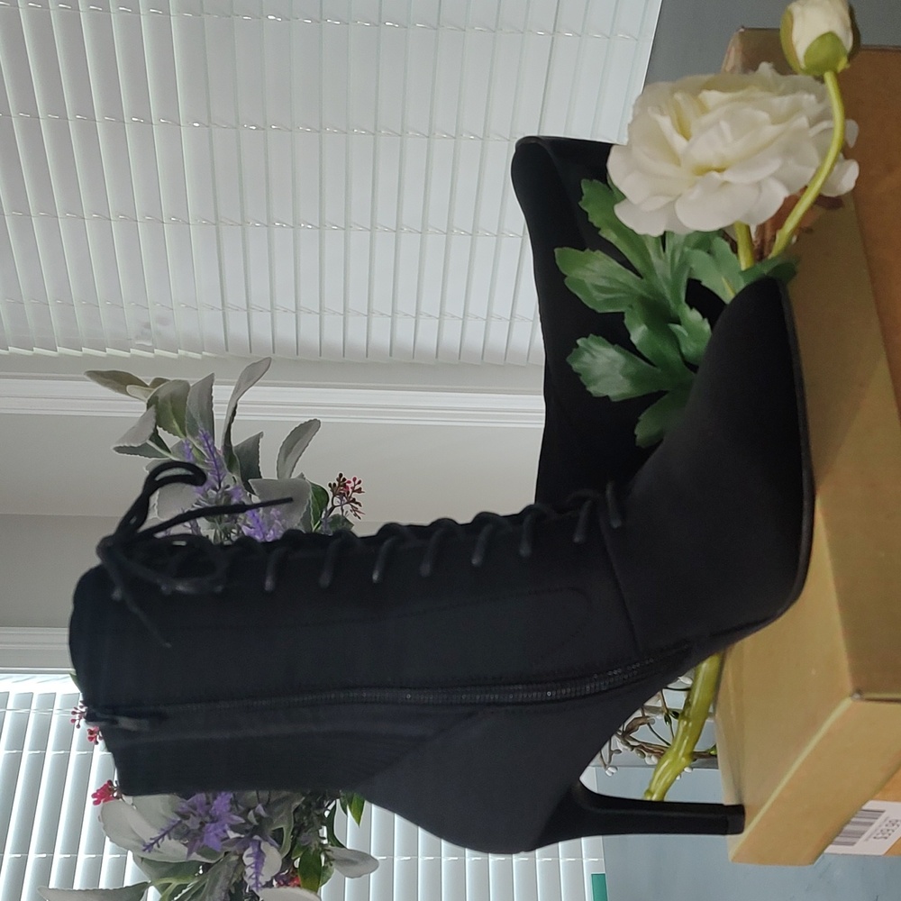 Women 7.5 lace up boots